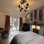 Wee Cruive Immaculate Studio Apartment